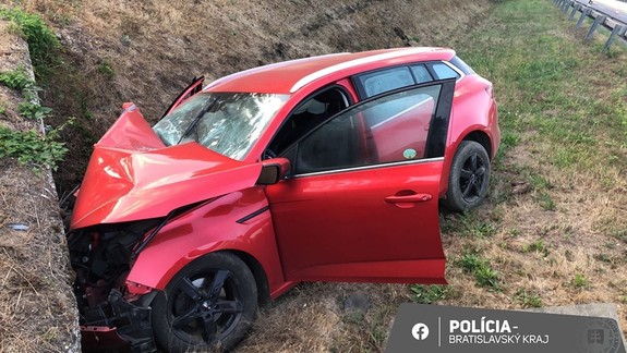 Nehoda na D2: Osobné auto vyletelo z diaľnice a narazilo do betónu