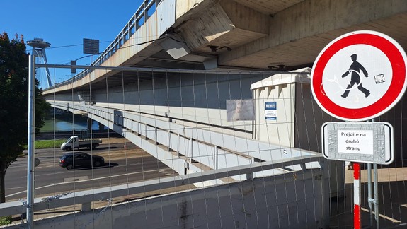 Na Moste SNP uzavreli lávku pre peších. Poznáme dôvod