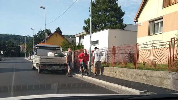 Prečo museli rozkopať úplne nový chodník na Štepnej ulici v Dúbravke?