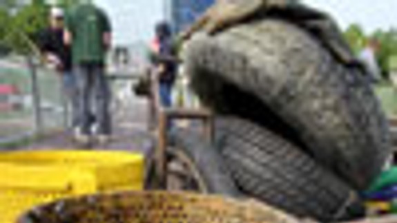 Potápači vytiahli z Kuchajdy potopený bicykel