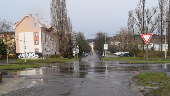 Vodička osobného auta zrazila na Račianskej ulici cyklistku a ušla!