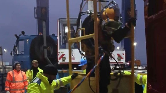 Potápači odstránili naplaveniny pri Vodnom diele Gabčíkovo, bránili v úplnom uzatvorení komôr