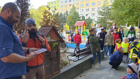 Spomienka na Deža: Knižná búdka už slúži verejnosti, v sobotu sa môžete tešiť na koncert aj čítačky