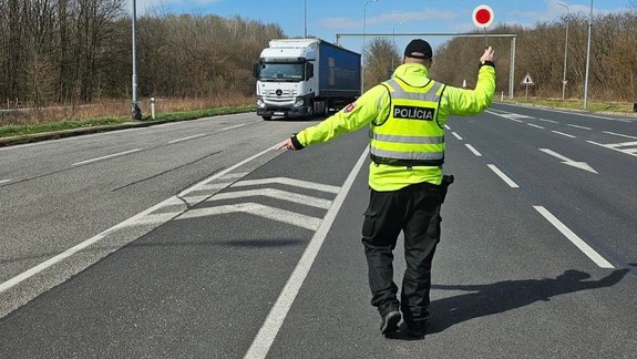 Polícia skontrolovala pre slintačku a krívačku 6395 vozidiel