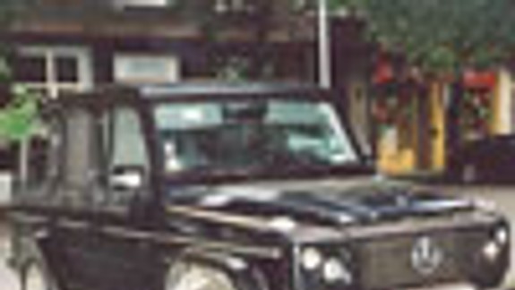 Na Dulovom námestí vybuchol terénny Mercedes