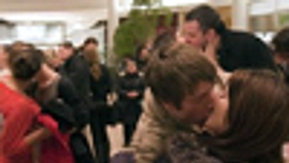 Hromadné bozkávanie si vyskúšalo asi 45 párov