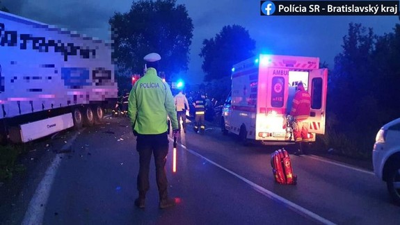 Vážna nehoda: Vo Vajnoroch sa čelne zrazilo osobné auto s kamiónom