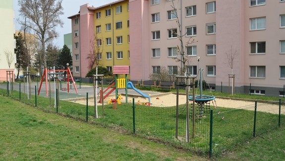 Vynaliezaví Dúbravčania - z bránky na ihrisku si spravili barový pult, ale všetkých zo sídliska tým nepotešili....