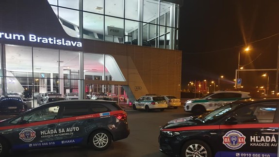 FOTO: Večerná dráma pred predajňou automobilov - zlodej sa vydával za majiteľa firmy!