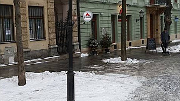 Z Hviezdoslavovho námestia odstránili reklamné trojnožky