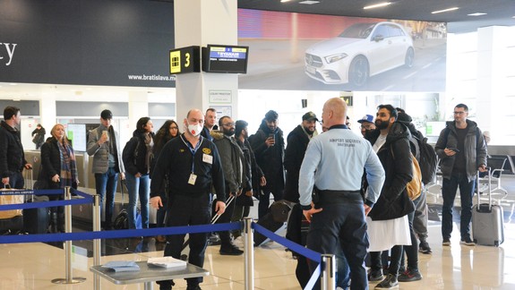 MZ SR: Pri leteckom vstupe na Slovensko je potrebné vyplniť formulár