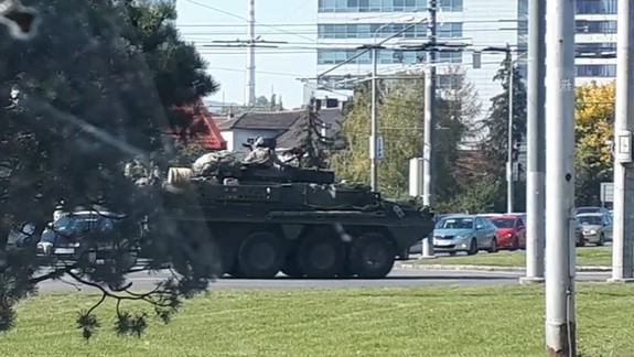 VIDEO: Križovatku na Patrónke aj diaľnicu D2 včera blokoval vojenský konvoj. Kam smeroval?