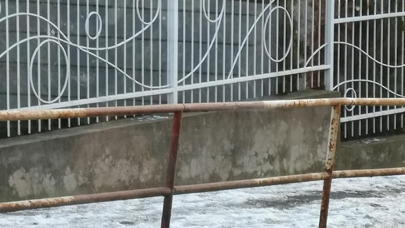 FOTO: Na Kolibe zostali neodhrnuté chodníky, takže sa starší ľudia boja aj vyjsť z domu...