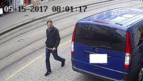 Nepoznáte tohto muža? Hľadajú ho v súvislosti s krádežou 7400 eur