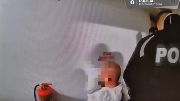 VIDEO: Muž v byte ubližoval expartnerke, chodbami paneláka sa rozliehalo volanie o pomoc