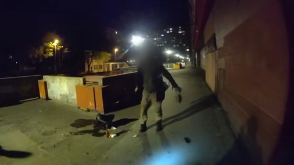 Agresívny muž sa v petržalskej predajni vyhrážal paralyzérom