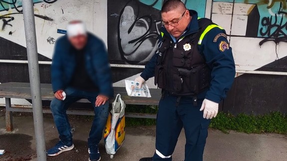 Na hlave mal otvorenú ranu, strácal vedomie: Mestskí policajti ratovali v Devíne zraneného muža