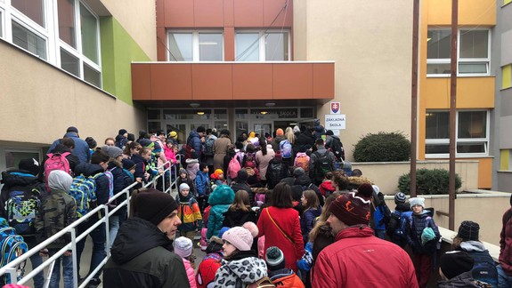 Koronavírus: Na ZŠ Tbiliská v Rači dnes ráno merali deťom pri vstupe do školy teplotu