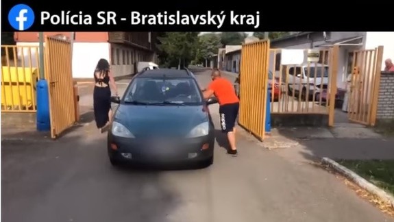 Nadrogovaný vodič pri pohľade na policajtov spanikáril a urobil chybu, ktorou sa prezradil