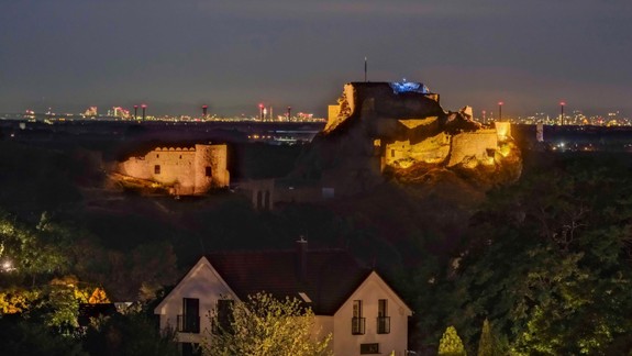 Páči sa vám? Začalo sa s postupným nasvecovaním hradu Devín