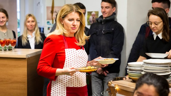 FOTO: Prezidentka Zuzana Čaputová spravila Vianoce ľuďom bez domova - dokonca ich aj obsluhovala...