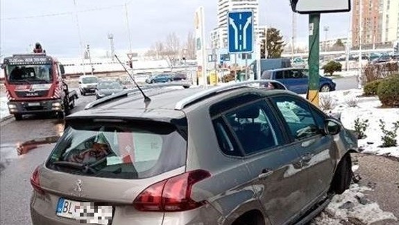 Vodička napálila svoje auto do stĺpa verejného osvetlenia: Polícia pátra po svedkoch nehody