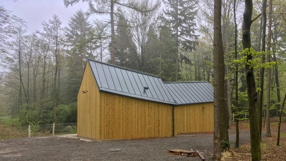 FOTO: Vyskúšali sme nové verejné sprchy na Kolibe: Tečie tam iba studená voda!