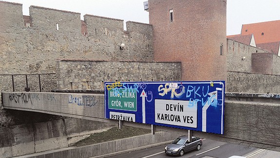 Sprejeri počmárali dopravnú značku, mesto to vyčistí až po upozornení