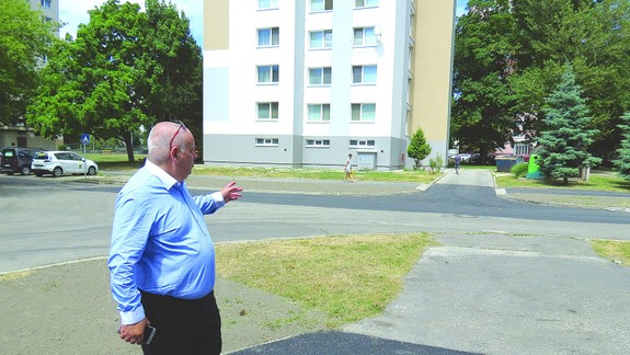 V Petržalke tento rok dajú na opravu chodníkov 650-tisíc eur