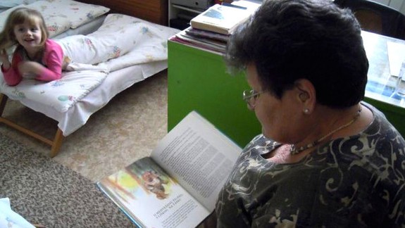 Seniori chodia deťom čítať rozprávky