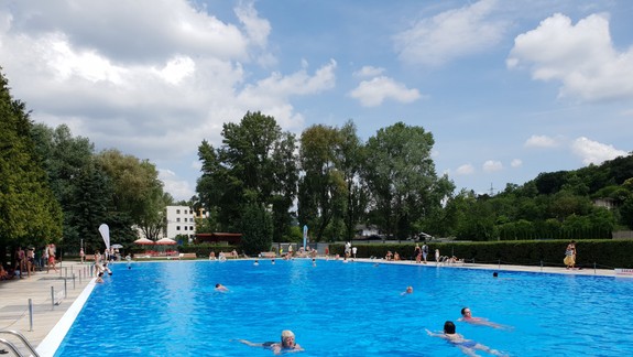 FOTO a VIDEO: Sezónu začali ďalšie letné kúpaliská, na Rosničke otvorili zrekonštruovaný 50 m bazén