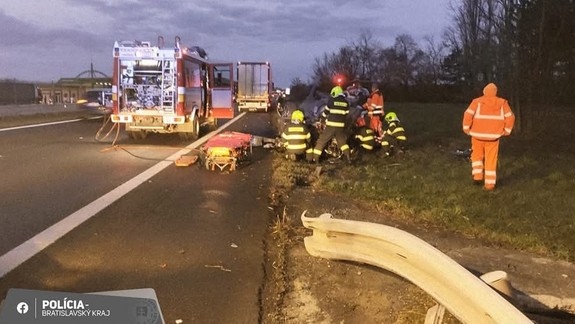 Vážna nehoda: Na D2 sa zrazil kamión s dvomi osobnými autami