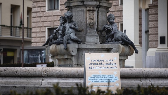 Sochy v meste zdobia tabuľky s nápisom. Viete, čo je cieľom tejto kampane?