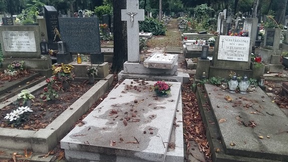 Na cintorínoch úraduje klan, ktorý poškodzuje hroby a potom ľuďom ponúka ich opravu!