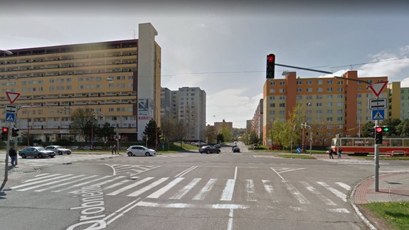 Nehoda autobusu s osobným autom: Vodič je ťažko zranený