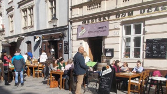 Letné terasy v Starom Meste majú od 8. februára prísnejšie pravidlá