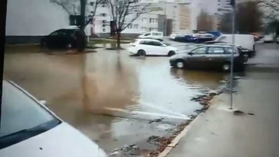 VIDEO: Aj na Černyševského ulici prasklo vodovodné potrubie a spôsobilo tu malú potopu...