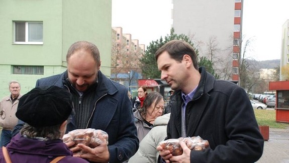 FOTO Starosta Zaťovič rozdával cibuľky tulipánov