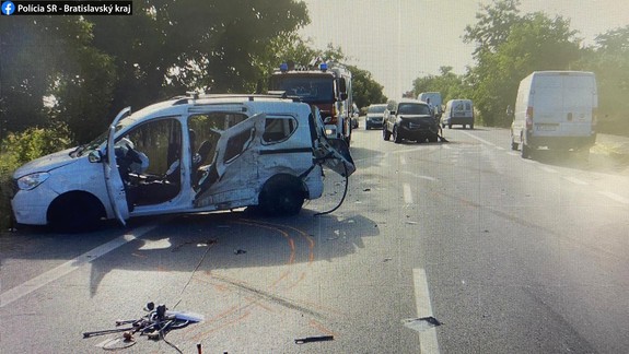 Na Seneckej ceste došlo ráno k vážnej dopravnej nehode - tri osoby boli pri nej zranené