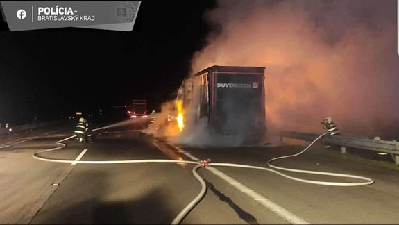 Požiar kamióna zablokoval diaľnicu D2