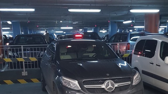 Pozrite sa, ako zaparkoval: Arogantné parkovanie a ešte drzejší vodič