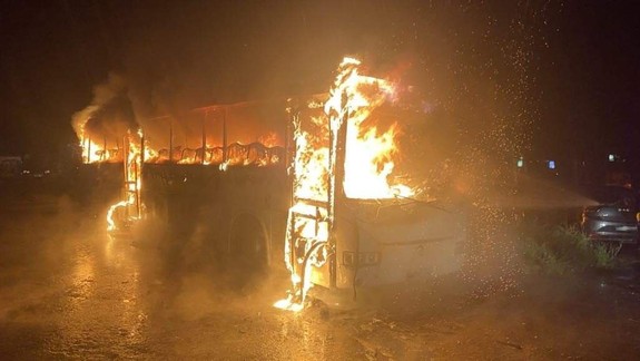 Nočný požiar: Na Námestí hraničiarov v Petržalke horel autobus