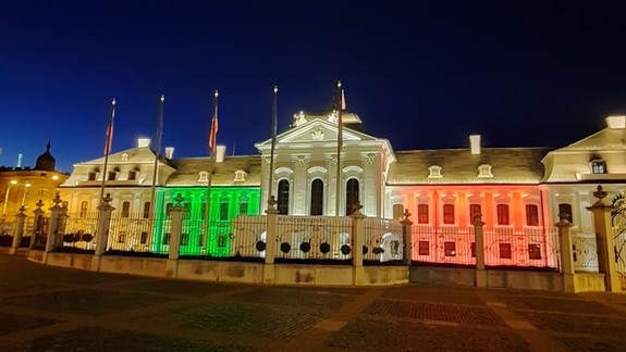 Prezidentský palác sa rozsvietil vo farbách talianskej trikolóry