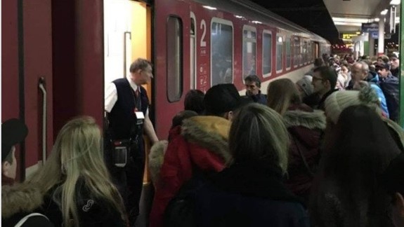 Ľudia sa nemohli dostať do Bratislavy - v osobáku horel rušeň a rýchlik z Košíc sa pri Trenčíne roztrhol!