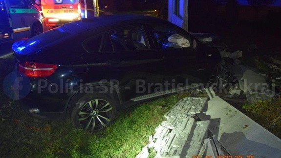 Šialené: Totálne opitý vodič na BMW preletel cez kruhový objazd a havaroval