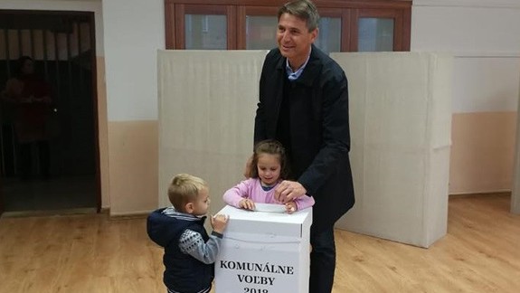 FOTO: Primátor Ivo Nesrovnal prišiel voliť s deťmi a zahral sa s nimi aj na skrývačku