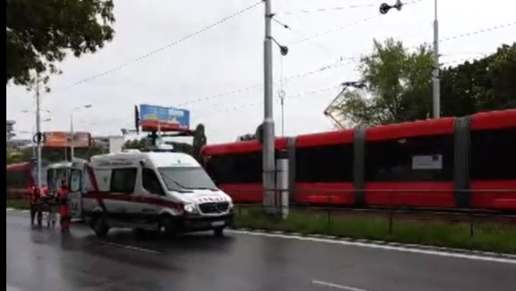 VIDEO: Žena v Ružinove vystúpila z električky a zrazilo ju auto prechádzajúce cez koľajnice!