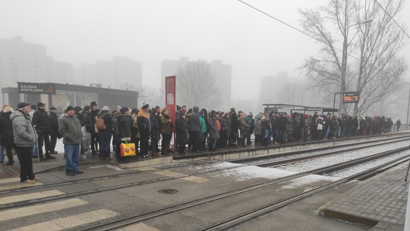 FOTO: Aký pocit máte pri pohľade na dav cestujúcich MHD čakajúcich v Petržalke na električku?