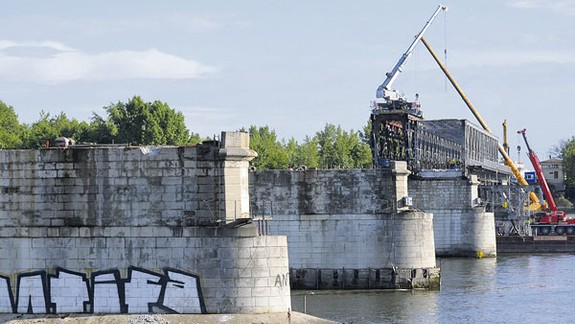 Po odstránení posledných dvoch mostných polí prídu na rad piliere