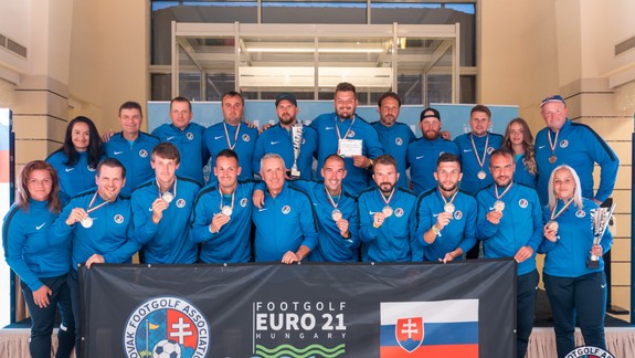 FOTO: Slovensko získalo na Majstrovstvách Európy vo FootGolfe dve bronzové medaily - potešili muži i Rebeka Režná!